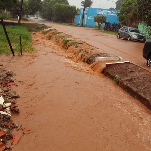 Chuva de 41 mil&iacute;metros causa enxurradas em Anast&aacute;cio