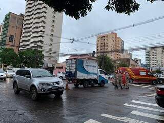 Acidente entre caminh&atilde;o e moto tumultua tr&acirc;nsito na Rua Ant&ocirc;nio Maria Coelho