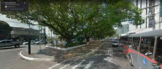 Na Avenida Afonso Pena com Rui Barbosa em 2011 o canteiro possuia espaço delimitado para árvores. (Foto: Google Street View)