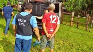 Idoso sendo preso por equipe da Polícia Civil de Sidrolândia. (Foto: Divulgação | PCMS)