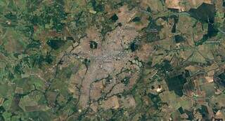 Em 2023, a cidade se tornou mais cinza vista por satélite e diferença em bairros é expressiva. (Foto: Google Earth)