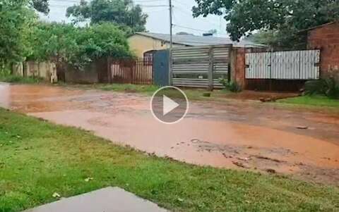 "Quando tá secando, vem outra chuva e alaga tudo", diz moradora do Bairro Aimoré