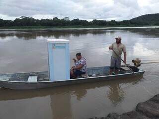 Ribeirinhos com geladeira em barco no Pantanal (Foto: Divulgação)