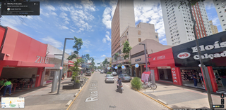 Reforma da via projeta a mudança em 2023, indo desde o material da rua até o desaparecimento de fiação. (Foto: Google Street View)