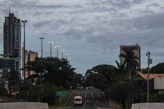 Tempo em Campo Grande na manhã de hoje, dia 24. (Foto: Henrique Kawaminami)