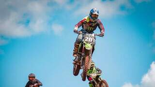 Pilotos durante disputa de motocross (Foto: Adriano Gomes/AGMX)