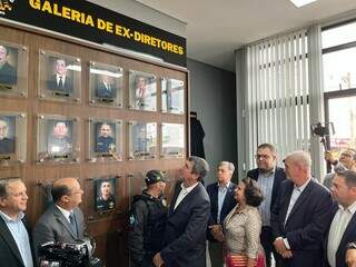 Eduardo Riedel ao inaugurar galeria de ex-diretores do DOF, hoje em Dourados (Foto: Helio de Freitas)