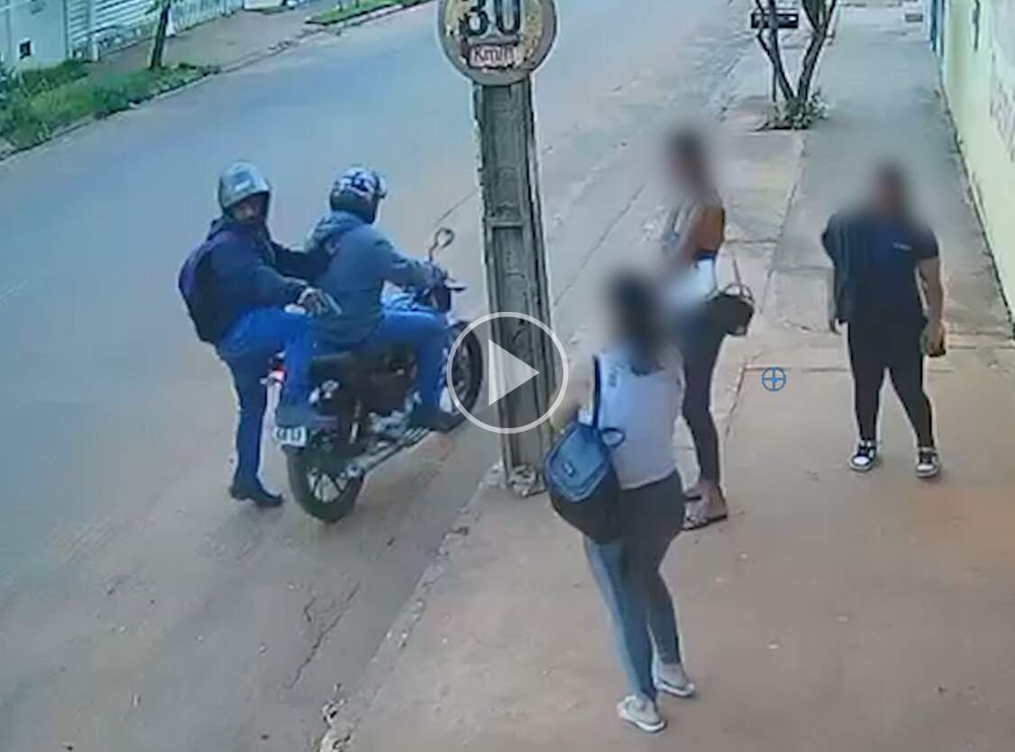 Câmera de segurança flagra dois bandidos assaltando mulheres no ponto de ônibus 