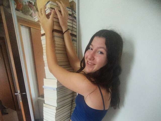 Após ler 55 livros em 1 ano, Lara quer chegar ao recorde de 80 obras