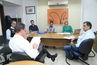 Reunião entre diretor do Hospital de Câncer e a Secretaria Municipal de Saúde. (Foto: Kísie Ainoã)