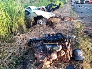 Motor da camionete foi arremessado do veículo com a batida. (Foto: Divulgação | Corpo de Bombeiros)