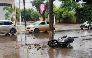 Jovem morre ao perder controle de motocicleta e bater em poste de energia