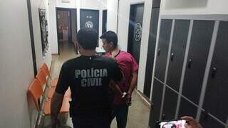 Autor do crime foi preso e segue na delegacia de Dourados (Foto: Adilson Domingos)