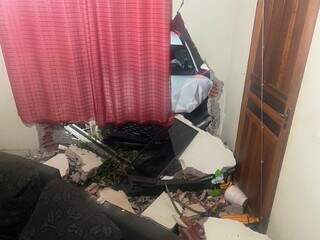 Carro destruiu parede da sala e danificou pilar de sustentação. (Foto: Guarda Municipal)