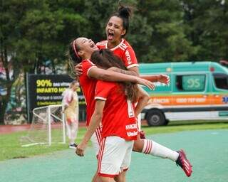 Atletas do Internacional comemorando um dos gols da partida (Foto: Juliana Zanatta / SC.Internacional)