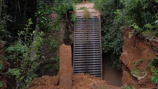 Ponte de ferro que desemoronou com a força da chuva (Foto: Divulgação/Prefeitura de Alcinópolis)