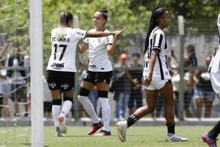 Jogadoras do Corinthians comemorando do décimo gol da partida (Foto: Rodrigo Gazzanel /Corinthians)