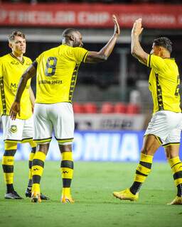 Jogadores do São Bernardo comemoram gol neste sábado. (Foto: Divulgação)