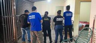 Equipe de peritos no local onde aconteceu o crime (Foto: Reprodução)