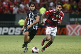 Jogadores disputam bola no clássico que terminou com vitória rubro-negra. (Foto: Divulgação/Botafogo)