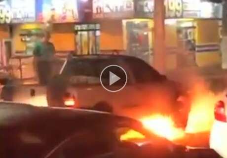 Carro pega fogo no meio de avenida após vazamento de combustível