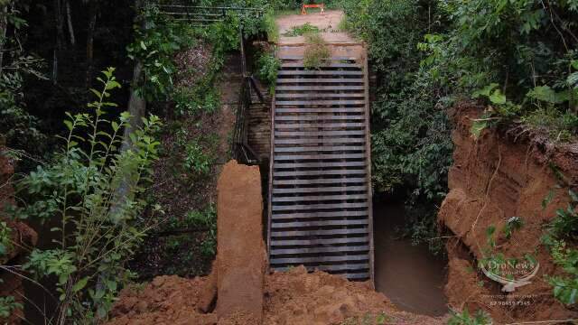 Ponte de ferro desaba com a for&ccedil;a da chuva em &aacute;rea rural de Alcin&oacute;polis