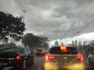 Pancada de chuva em trecho da Avenida Afonso Pena, nesta tarde. (Foto: Marcos Maluf)