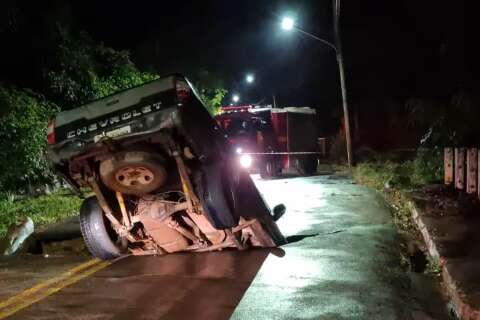 Asfalto de ponte cede no Jardim Morenão e camionete fica presa em buraco