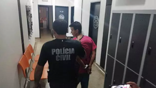 Autor do crime foi preso e encaminhado para a delegacia de Dourados (Foto: Adilson Domingos)