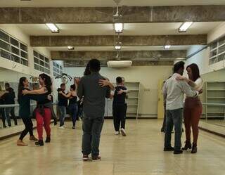 Aula de dança de salão na UFMS. (Foto: Divulgação)