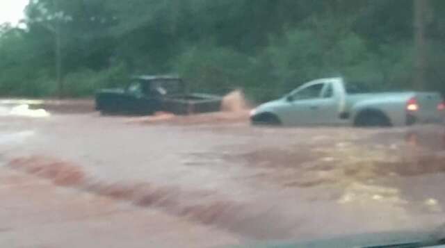 Chuva intensifica, camionete fica presa em buraco e motoristas ficam &quot;ilhados&quot;