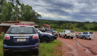 Movimentação de policiais e peritos no local onde ocorreu o triplo homicídio (Foto: reprodução / Cenário MS) 