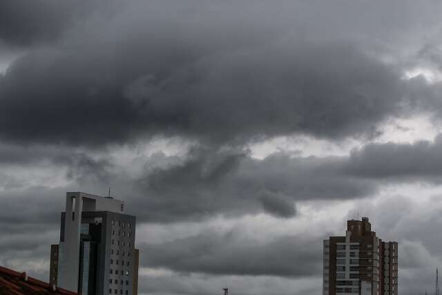 Dia amanhece com céu encoberto por nuvens e previsão é de mais chuva 