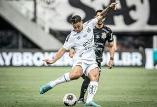 Jogadores do Santos e Corinthians durante disputa de bola. (Foto: Divulgação)