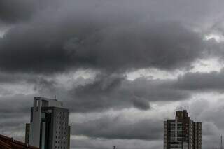 Amanhecer com céu carregado na região do Jardim dos Estados em Campo Grande (Foto: Marcos Maluf)