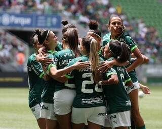 Jogadoras do Palmeiras comemorando gol no Allianz Parque (Foto: Fabio Menotti/Palmeiras)