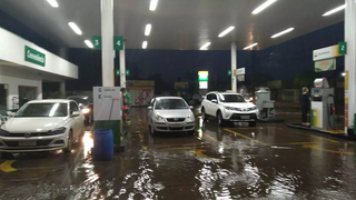Motoristas ficaram &#34;ilhados&#34; em posto de gasolina no Bairro Tiradentes. (Foto: Gabriela Couto)