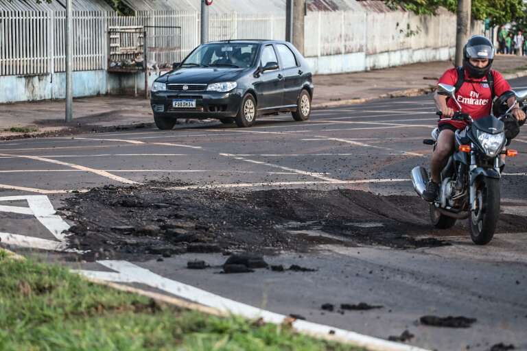 Asfalto em rotatória que liga Avenidas Ceará, Eduardo Elias Zahran e Joaquim Murtinho está danificado (Foto Marcos Maluf/Campo Grande News)