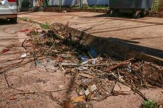 Bueiro entupido na Rua Itápolis, no bairro Antonio Vendas (Foto: Henrique Kawaminami)