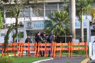 Guardas e cavaletes em frente ao prédio da Prefeitura de Campo Grande. (Foto: Henrique Kawaminami)