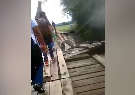 Para ir à escola, alunos passam por ponte danificada em Porto Murtinho
