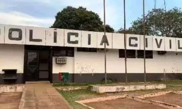 P&uacute;blico de campeonato de motocross flagra homem beijando crian&ccedil;a na boca