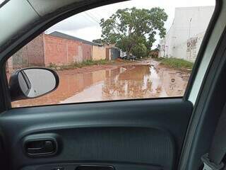 Moradora encaminhou imagens de rua que se tornou lagoa em Campo Grande. (Foto: Direto das Ruas)
