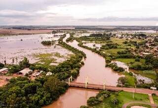 Cheia do Rio Dourado deixou a Ilha do Sol submersa no município de Fátima do Sul. (Foto: Geone Bernardo/Fátima News)