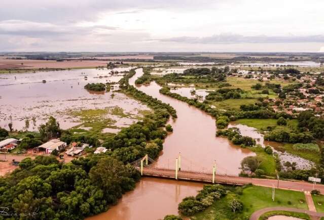 Cheia do Rio Dourados deixa Ilha do Sol debaixo d&rsquo;&aacute;gua em F&aacute;tima do Sul 