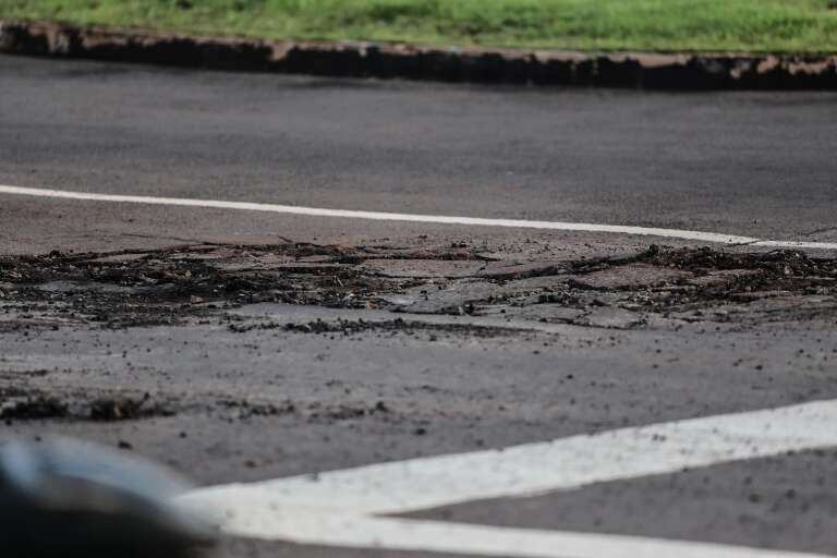 Asfalto em rotatória que liga Avenidas Ceará, Eduardo Elias Zahran e Joaquim Murtinho está danificado (Foto Marcos Maluf/Campo Grande News)