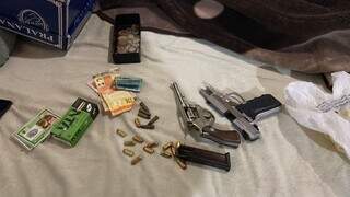 Armas, munoções e dinheiro; parte do que foi apreendido durante operação. (Foto: Divulgação | PCMS)