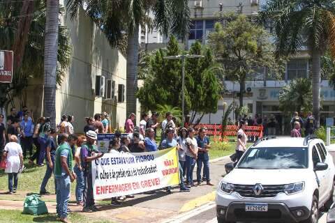Em greve, profissionais da enfermagem montam concentração em frente à Prefeitura