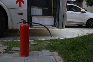 Extintor usado pelo motorista para apagar as chamas (Foto: Kísie Ainoã)