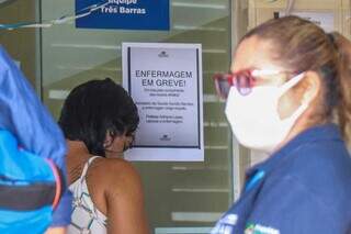 Aviso de greve na porta de um posto de saúde 24 horas de Campo Grande, hoje. (Foto: Henrique Kawaminami)